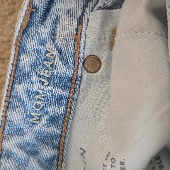 American Eagle Mom Jean Light Denim Wash Women's Size 12 Short - Picture 3 of 5